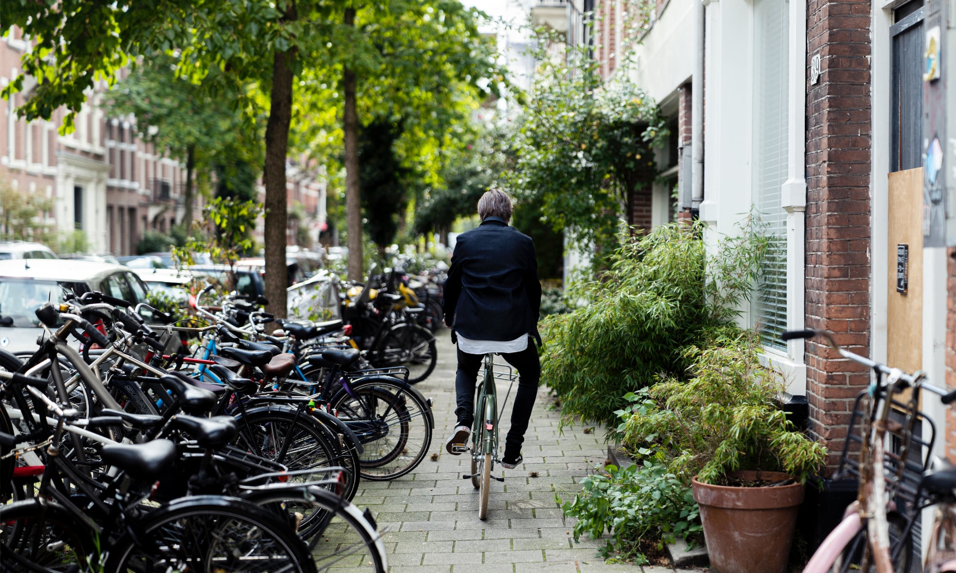 Ferry Zonder riding a Veloretti Bicycle