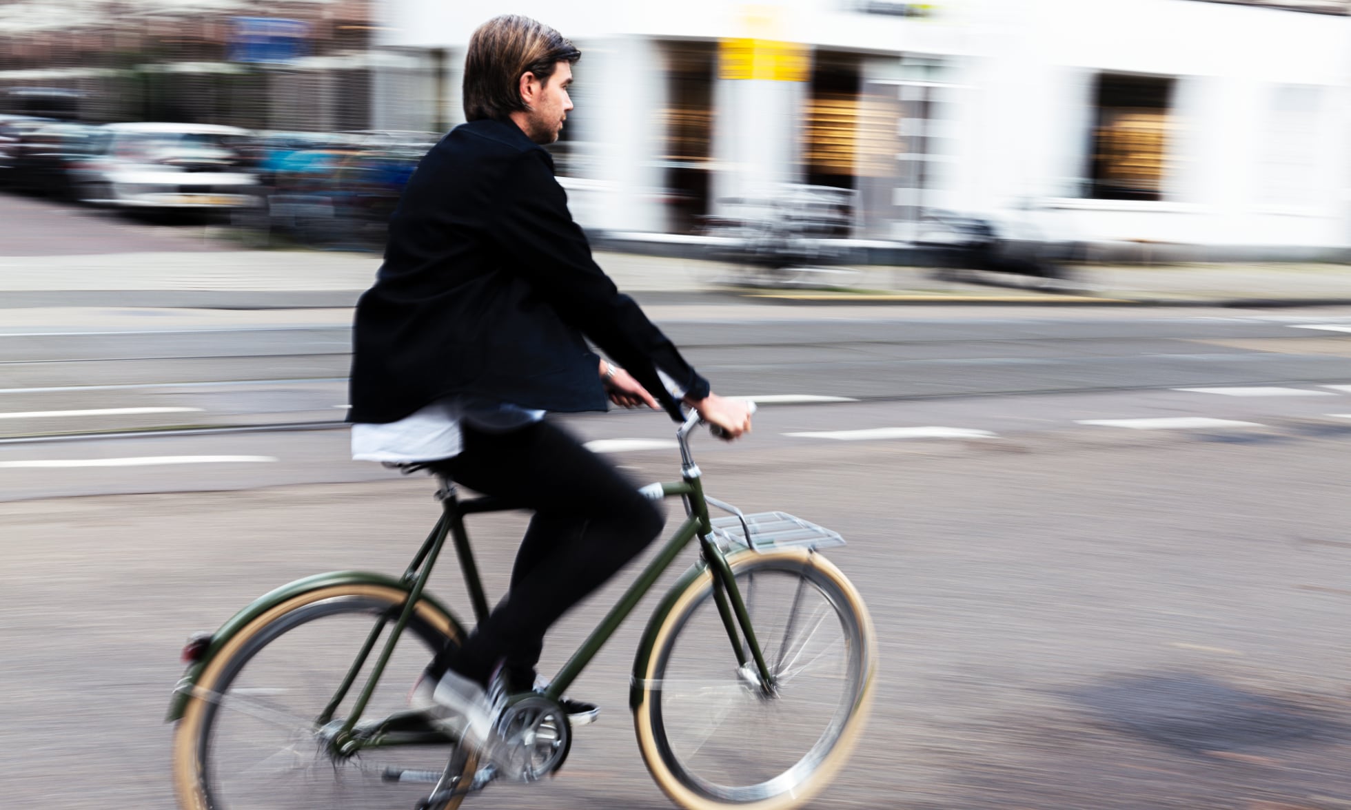 Ferry Zonder flashes through Amsterdam on a Veloretti Bicycle